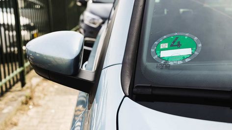 Het plakken van uw Milieusticker doet u aan de binnenkant van de voorruit van uw voertuig