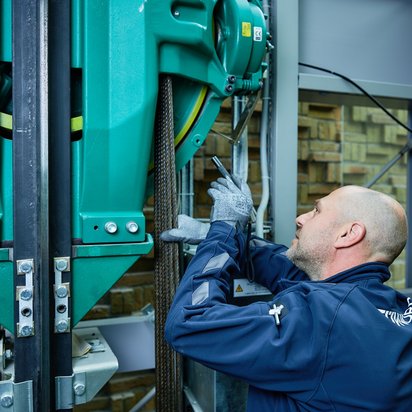 Vraag een offerte aan Inspecteur voert een technische inspectie uit in een liftinstallatie.