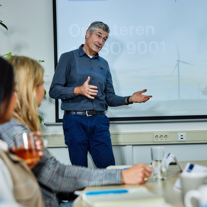 Neem contact op met TÜV NORD Medewerker van TÜV NORD geeft uitleg en staat klaar voor vragen en contact.