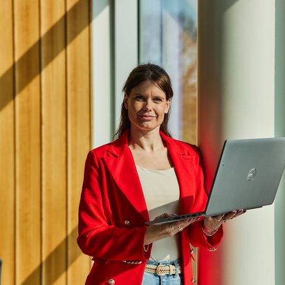 Certificaatregisters en verificatie Auditor controleert certificaatgegevens met een laptop voor het certificaatregister.