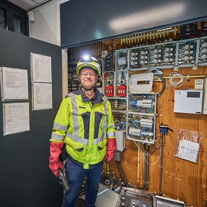 Plan een keuring Inspecteur voert een elektrische inspectie uit bij een technische installatiekast.