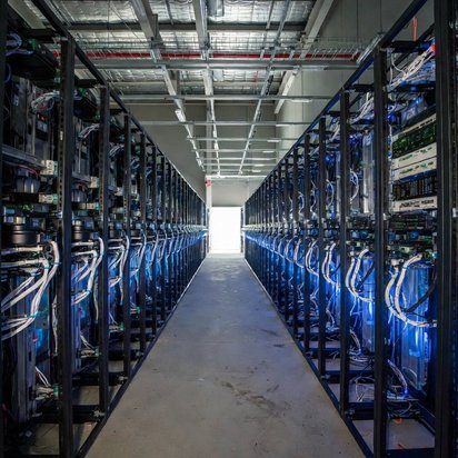 Vraag een offerte aan bij TÜV NORD voor de NIS2 richtlijn Gangpad in een datacenter met rijen servers en netwerkapparatuur, symbool voor digitale infrastructuur en cybersecurity onder de NIS2-richtlijn.