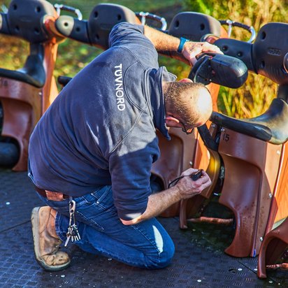 Vraag een keuring aan Inspecteur voert een veiligheidskeuring uit aan een attractie.