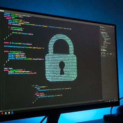 Vraag een offerte aan bij TÜV NORD voor IEC 62443 Beeldscherm met digitaal slot, symbool voor cybersecurity en gegevensbescherming.