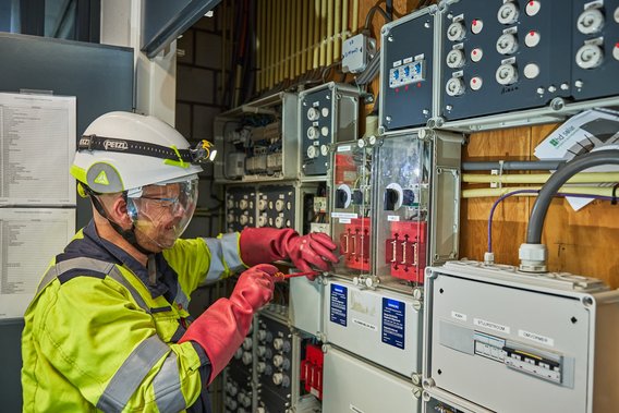 Lees meer over NEN3140-keuring Inspecteur voert keuring uit van een elektrische installatie.