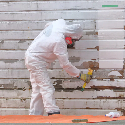 Vraag een offerte aan bij TÜV NORD voor Chroom 6 Medewerker in beschermend pak verwijdert mogelijk asbest van gevelbekleding.